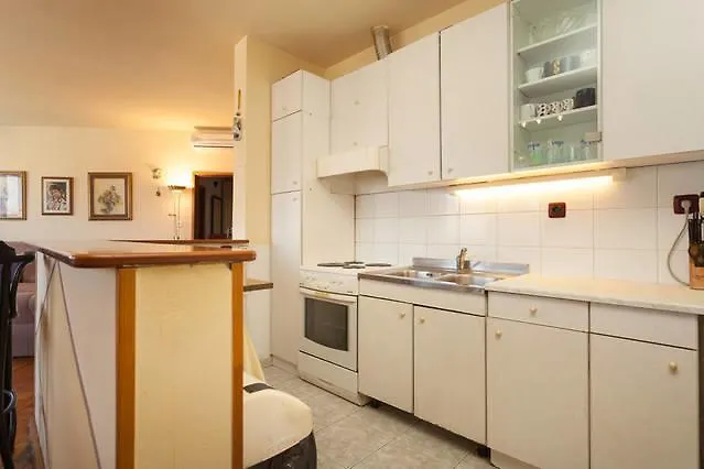 Apartment Ingrid Pula 0*,